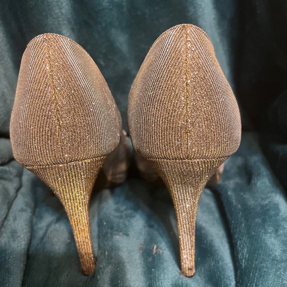 Gold Metalic like Platform Heel - Picture 3 of 3